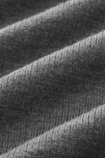 Nahaufnahme des feinen Strickbilds vom Kiefermann Merino Strickpolo 'Imano' dunkelgrau, reine Merinowolle, weicher Griff, Oversized Fit, typischer Polokragen, Drei-Knopf-Leiste, Detailansicht.