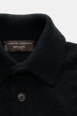 Nahaufnahme des schwarzen Filippo de Laurentiis Toyer mit Troyer-Kragen, mittelfeinem Strickbild, weichem Griff, Oversized Fit, flexiblen Rippbündchen, Mix aus Cashmere, Seide und Microfaser, fotografiert von oben.