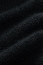 Filippo de Laurentiis Toyer schwarz Nahaufnahme des Stoffes aus Cashmere, Seide, Microfaser, weicher Griff, mittelfeines Strickbild, Troyer-Kragen, Rippbündchen.