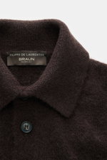 Nahaufnahme des dunkelbraunen Filippo de Laurentiis Toyer mit Troyer-Kragen und Knöpfen, mittelfeines Strickbild, weicher Griff, Oversized Fit, flexible Rippbündchen, Mix aus Cashmere, Seide und Microfaser, frontale Perspektive.