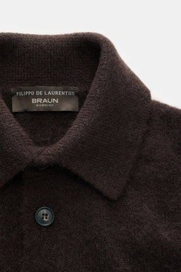 Nahaufnahme des dunkelbraunen Filippo de Laurentiis Toyer mit Troyer-Kragen und Knöpfen, mittelfeines Strickbild, weicher Griff, Oversized Fit, flexible Rippbündchen, Mix aus Cashmere, Seide und Microfaser, frontale Perspektive.
