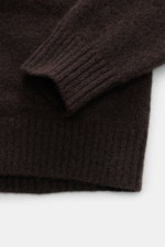 Nahaufnahme des Filippo de Laurentiis Toyer dunkelbraun von oben, mittelfeines Strickbild, weicher Griff, Troyer-Kragen, Oversized Fit, flexible Rippbündchen, Mix aus Cashmere, Seide und Microfaser.