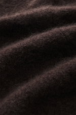 Filippo de Laurentiis Toyer dunkelbraun Detailaufnahme des mittelfeinen Strickbilds aus Cashmere, Seide und Microfaser mit weichem, voluminösem Griff.