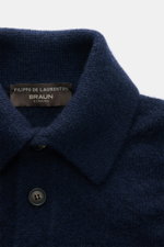 Nahaufnahme aus schräger Draufsicht des Filippo de Laurentiis Toyer navy mit typischem Troyer-Kragen, mittelfeinem Strickbild, weichem Griff, Mix aus Cashmere, Seide und Microfaser.