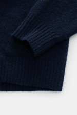 Nahaufnahme des Ärmels und Saums vom Filippo de Laurentiis Toyer navy, mittelfeines Strickbild, Oversized Fit, Troyer-Kragen, weicher Griff, flexible Rippbündchen, Mix aus Cashmere, Seide und Microfaser.