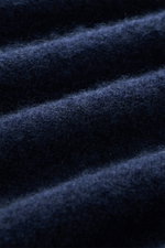 Filippo de Laurentiis Toyer navy Detailaufnahme in Nahaufnahme, mittelfeines Strickbild, sehr weicher Griff, Mix aus Cashmere, Seide, Microfaser, Oversized Fit, Troyer-Kragen, flexible Rippbündchen.