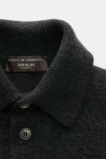 Filippo de Laurentiis Toyer dunkelgrau, Nahaufnahme von Troyer-Kragen und Knöpfen, mittelfeines Strickbild, Mix aus Cashmere, Seide, Microfaser, weicher Griff, Oversized Fit, flexible Rippbündchen.