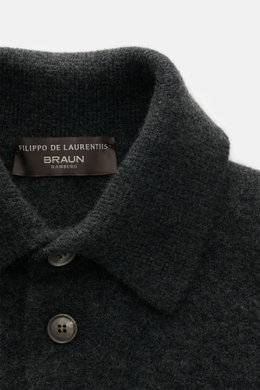 Filippo de Laurentiis Toyer dunkelgrau, Nahaufnahme von Troyer-Kragen und Knöpfen, mittelfeines Strickbild, Mix aus Cashmere, Seide, Microfaser, weicher Griff, Oversized Fit, flexible Rippbündchen.
