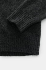 Nahaufnahme von Ärmel und Saum des Filippo de Laurentiis Toyer dunkelgrau, mittelfeines Strickbild, weicher Griff, Cashmere-Seide-Microfaser-Mix, Oversized Fit, Troyer-Kragen, flexible Rippbündchen, seitliche Perspektive.
