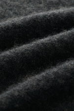 Nahaufnahme des Stoffes vom Filippo de Laurentiis Toyer dunkelgrau, mittelfeines Strickbild, weicher, voluminöser Griff, Mix aus Cashmere, Seide, Microfaser.