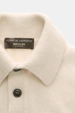 Filippo de Laurentiis Toyer creme, Nahaufnahme von oben, Troyer-Kragen, Mix aus Cashmere, Seide, Microfaser, weicher Griff, mittelfeines Strickbild, Oversized Fit, flexible Rippbündchen.