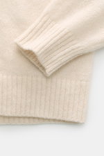 Filippo de Laurentiis Toyer creme, Nahaufnahme von Ärmel und Bund mit mittelfeinem Strickbild, weicher Griff, Troyer-Kragen, Oversized Fit, Mix aus Cashmere, Seide und Microfaser, flexible Rippbündchen.