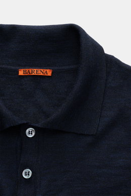 Nahaufnahme aus schräger Vogelperspektive des Barena Venezia Merino Strickpolo 'Pevaron Brunal' navy meliert mit Feinstrick aus extrafeiner Merinowolle, weichem Griff, feinem Strickbild, Slim Fit, klassischem Polokragen, Drei-Knopf-Leiste und flexiblen Ri