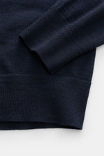 Nahaufnahme des Ärmelbündchens und Saums des Barena Venezia Merino Strickpolo 'Pevaron Brunal' navy meliert, feinstrick aus extrafeiner Merinowolle, weicher Griff, feines Strickbild, Slim Fit, klassischer Polokragen, Drei-Knopf-Leiste, flexible Rippbündch