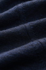 Nahaufnahme des feinen Strickbilds in navy meliert aus extrafeiner Merinowolle, zeigt das Barena Venezia Merino Strickpolo 'Pevaron Brunal' mit weichem Griff und Slim Fit.