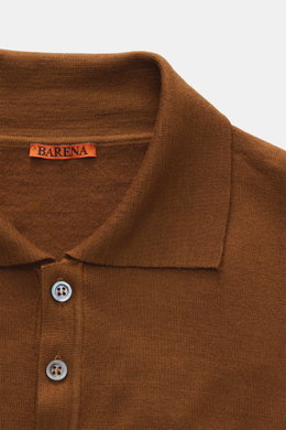 Barena Venezia Merino Strickpolo 'Pevaron Brunal' braun, Detailaufnahme von oben, Feinstrick, weicher Griff, Slim Fit, Polokragen, Drei-Knopf-Leiste, flexible Rippbündchen.