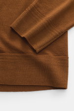 Nahaufnahme des braunen Barena Venezia Merino Strickpolo 'Pevaron Brunal' von oben, Feinstrick aus extrafeiner Merinowolle, weicher Griff, feines Strickbild, Slim Fit, klassische Details mit Polokragen, Drei-Knopf-Leiste und flexiblen Rippbündchen sichtba
