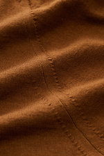 Nahaufnahme des braunen Barena Venezia Merino Strickpolo 'Pevaron Brunal' mit feinem Strickbild, weichem Griff und Slim Fit.