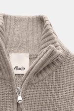 Nahaufnahme von Allude Troyer beige meliert, Slim Fit mit mittelgroßem Patentstrick aus Wolle und Cashmere, weicher Griff, Rippstrickkragen mit Zipper und Rippbündchen.