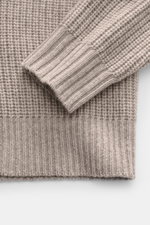 Nahaufnahme des Allude Troyer beige meliert von schräg oben, Patentstrick aus Wolle und Cashmere, weicher Griff, mittelgrobes Strickbild, Slim Fit, Rippstrickkragen mit Zipper, komfortable Rippbündchen.