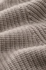 Nahaufnahme des mittelgroben Patentstricks aus Wolle und Cashmere des Allude Troyer beige meliert, weich, Slim Fit mit Rippstrickkragen und -bündchen.
