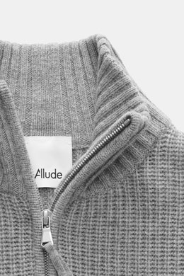 Nahaufnahme von Allude Troyer grau meliert, Slim Fit mit Rippstrickkragen, Zipper, Rippbündchen, mittelgrobes Patentstrickbild aus Wolle und Cashmere.