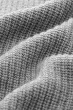 Nahaufnahme des mittelgroben Patentstricks aus Wolle und Cashmere des Allude Troyer grau meliert mit weichem Griff, Slim Fit und Zipper, Details von Rippstrickkragen und Rippbündchen sichtbar.