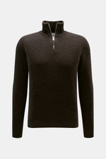 Allude Troyer dunkelbraun, frontal fotografiert, Patentstrick aus Wolle und Cashmere, weicher Griff, mittelgrobes Strickbild, Slim Fit, Rippstrickkragen mit Zipper, Rippbündchen.