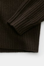 Allude Troyer dunkelbraun Nahaufnahme von Patentstrick aus Wolle und Cashmere mit weichem Griff, mittelgrobes Strickbild, Slim Fit, Rippbündchen, Rippkragen mit Zipper.