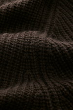 Nahaufnahme des mittelgroben Patentstricks aus Wolle und Cashmere des Allude Troyer dunkelbraun, weicher Griff, Slim Fit, Rippkragen mit Zipper, Rippbündchen.