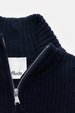 Nahaufnahme des Rippstrickkragens mit Zipper des Allude Troyer navy, patentstrick aus Wolle und Cashmere, weicher Griff, Slim Fit, mittelgrobes Strickbild, komfortable Rippbündchen, fotografiert von oben.