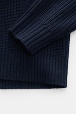 Nahaufnahme des Allude Troyer navy aus Patentstrick Wolle-Cashmere, weicher Griff, mittelgrobes Strickbild, Slim Fit, Rippstrickkragen mit Zipper, Rippbündchen, Detail von Ärmel und Saum.