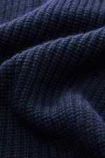 Nahaufnahme des Allude Troyer navy aus Patentstrick Wolle-Cashmere, weicher Griff, mittelgrobes Strickbild, Slim Fit, Rippkragen mit Zipper, Rippbündchen.