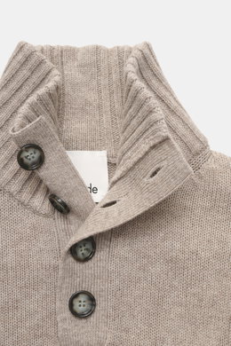 Allude Troyer beige meliert, Detailansicht von oben, Regular Fit, mittelgrobes Strickbild, Stehkragen mit Vier-Knopf-Leiste, weicher Griff, Rippbündchen, Mix aus Schurwolle und Cashmere.