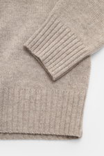 Allude Troyer beige meliert Nahaufnahme des Ärmels von vorn, mittelgrobes Strickbild, weicher Griff, Rippbündchen, Mix aus Schurwolle und Cashmere, Regular Fit, Stehkragen mit Vier-Knopf-Leiste.