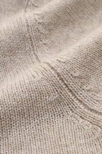 Nahaufnahme des mittelgroben Strickbilds vom Allude Troyer beige meliert, Mix aus Schurwolle und Cashmere mit weichem Griff.