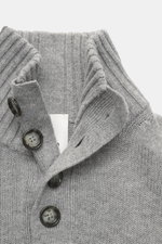 Nahaufnahme des Allude Troyer grau meliert, fotografiert aus leicht seitlicher Draufsicht, mit Stehkragen, Vier-Knopf-Leiste, mittelgrobem Strickbild, Regular Fit, weichem Griff, Mix aus Schurwolle und Cashmere sowie komfortablen Rippbündchen.