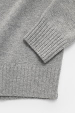 Allude Troyer grau meliert, Detailaufnahme von Ärmel und Bund mit mittelgroßem Strickbild, Stehkragen, weicher Griff, Regular Fit, Rippbündchen, Mix aus Schurwolle und Cashmere.