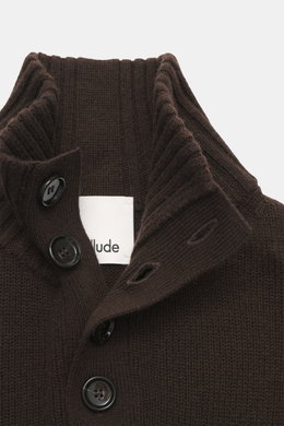 Nahaufnahme aus schräger Perspektive des Allude Troyer dunkelbraun mit Stehkragen, Vier-Knopf-Leiste, mittelgroßem Strickbild, weichem Griff, Rippbündchen, Regular Fit, Mix aus Schurwolle und Cashmere.