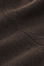 Allude Troyer dunkelbraun aus Schurwolle und Cashmere, Detailaufnahme des mittelgroben Strickbilds mit weichem Griff, Regular Fit, Stehkragen, Vier-Knopf-Leiste und Rippbündchen, Nahaufnahme der Textur.