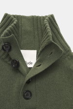 Nahaufnahme des Allude Troyer dunkelgrün von oben, Regular Fit, mittelgrobes Strickbild, Stehkragen mit Vier-Knopf-Leiste, weicher Griff, Mix aus Schurwolle und Cashmere, komfortable Rippbündchen.