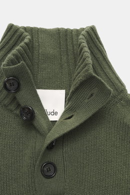 Nahaufnahme des Allude Troyer dunkelgrün von oben, Regular Fit, mittelgrobes Strickbild, Stehkragen mit Vier-Knopf-Leiste, weicher Griff, Mix aus Schurwolle und Cashmere, komfortable Rippbündchen.