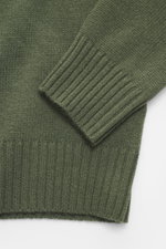 Nahaufnahme des dunkelgrünen Allude Troyer mit weichem Griff, Regular Fit, mittelgroßem Strickbild, Rippbündchen, Stehkragen mit Vier-Knopf-Leiste, Mix aus Schurwolle und Cashmere, fotografiert von oben.
