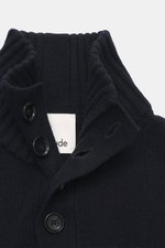 Nahaufnahme des Allude Troyer navy von oben, mit Stehkragen, Vier-Knopf-Leiste, Regular Fit, mittlerem Strickbild, weichem Griff aus Schurwolle und Cashmere, komfortablen Rippbündchen.
