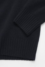 Allude Troyer navy im Detail von oben fotografiert, mit mittelgrobem Strickbild, Rippbündchen, Stehkragen und weichem Schurwolle-Cashmere-Mix.