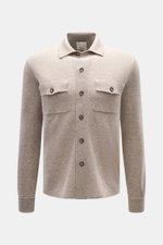 Allude Strickhemd taupe meliert, Frontansicht, Mix aus Schurwolle und Cashmere, weicher Griff, feines Strickbild, Regular Fit, glatte Knopfleiste, Umlegekragen, Brusttaschen, Rippbündchen.