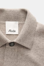 Nahe Detailaufnahme des Allude Strickhemd taupe meliert aus Schurwolle und Cashmere, Regular Fit mit Umlegekragen, glatter Knopfleiste, Brusttaschen, weichem Griff, feinem Strickbild und komfortablen Rippbündchen.