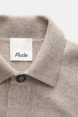Nahe Detailaufnahme des Allude Strickhemd taupe meliert aus Schurwolle und Cashmere, Regular Fit mit Umlegekragen, glatter Knopfleiste, Brusttaschen, weichem Griff, feinem Strickbild und komfortablen Rippbündchen.