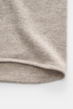 Nahaufnahme des feinen Strickbilds vom Allude Strickhemd taupe meliert, fotografiert aus schräger Perspektive, Mix aus Schurwolle und Cashmere, weicher Griff, Regular Fit, glatte Knopfleiste, Umlegekragen, aufgesetzte Brusttaschen, komfortable Rippbündche