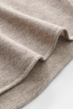 Nahaufnahme von feinem Strickbild des Allude Strickhemd taupe meliert, weicher Griff, Mix aus Schurwolle und Cashmere sichtbar.